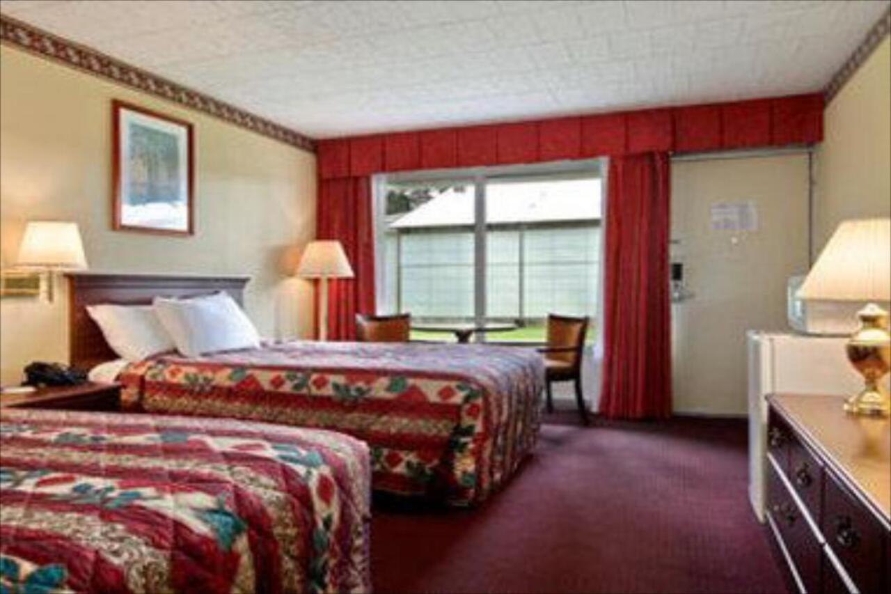 Days Inn East Stroudsburg Exterior photo